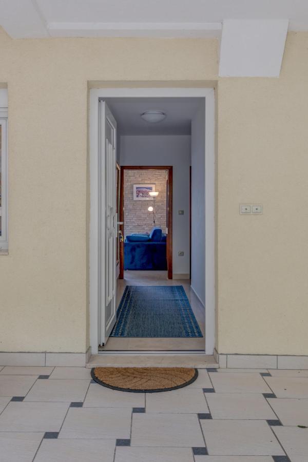 Apartmani Mirta Omis A Екстериор снимка